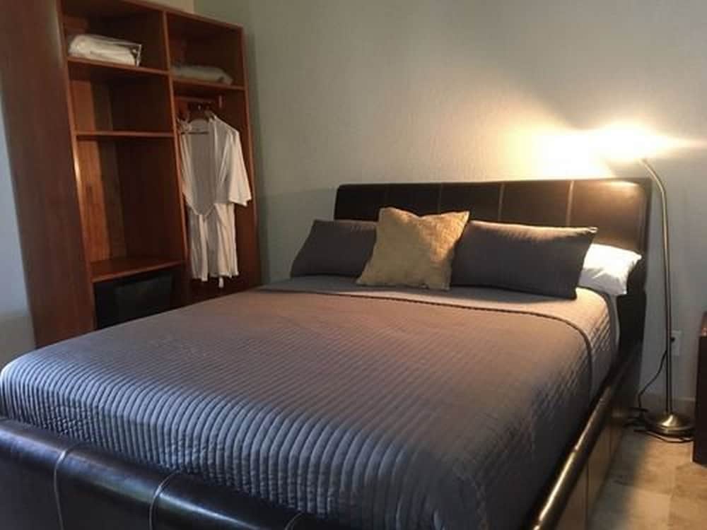 SUITE, BALCONY, GROUND FLOOR