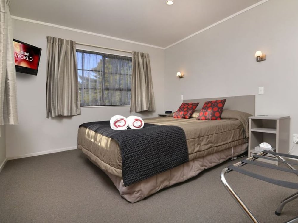 Knightsbridge Court Motor Lodge 27/37