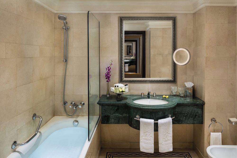 غرفة كلاسيكية بسرير كينج، Intercontinental Phoenicia Beirut 7/7