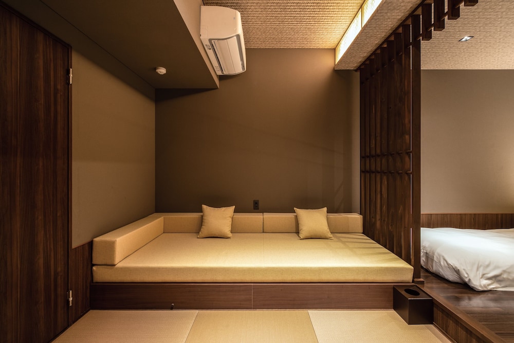 Twin Beds, Mountain Side, Annex