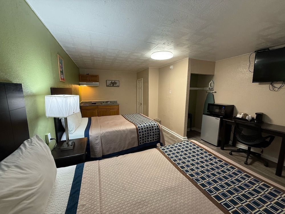 Executive Inn and Kitchenette Suites 23/34
