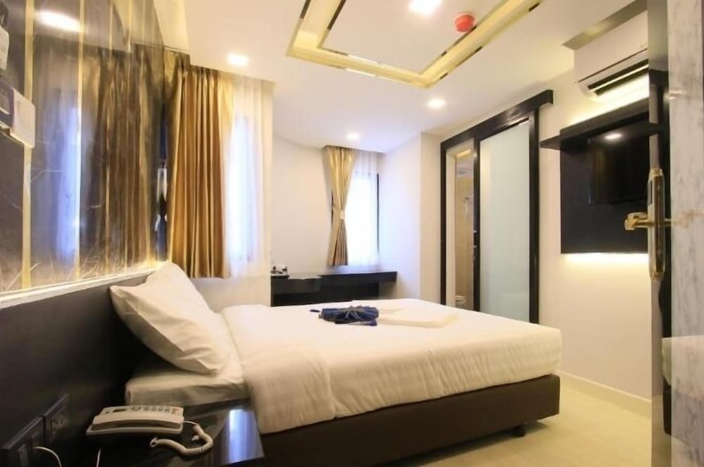 GRAND, DELUXE, DOUBLE BED