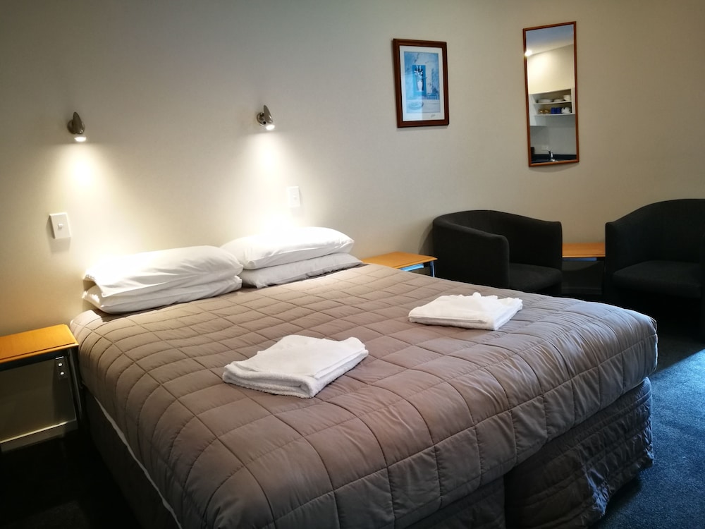 1 BEDROOM, FAMILY SUITE, KITCHENETTE