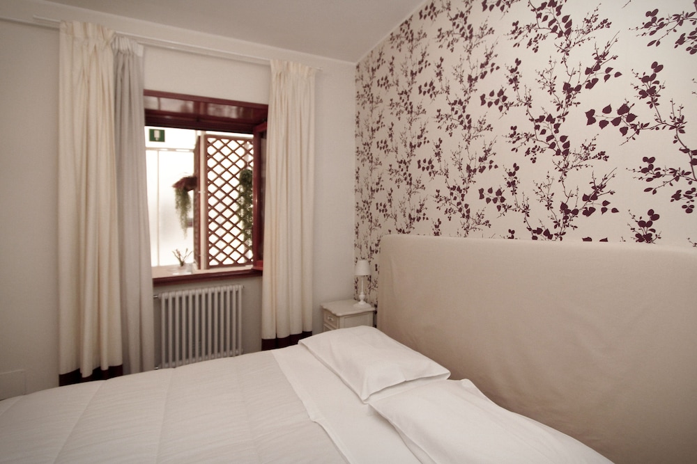 ROOM, DOUBLE OR TWIN BED