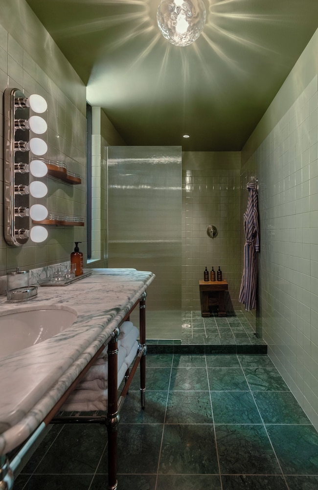 PREMIER, STUDIO, KING BED, ACCESSIBLE