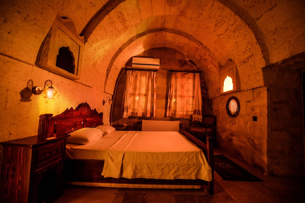 Vineyard Cave Hotel 76/98