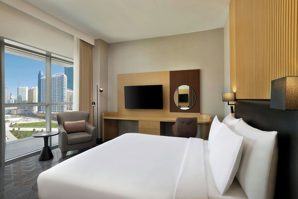 PREMIER, KING BED, POOL VIEW