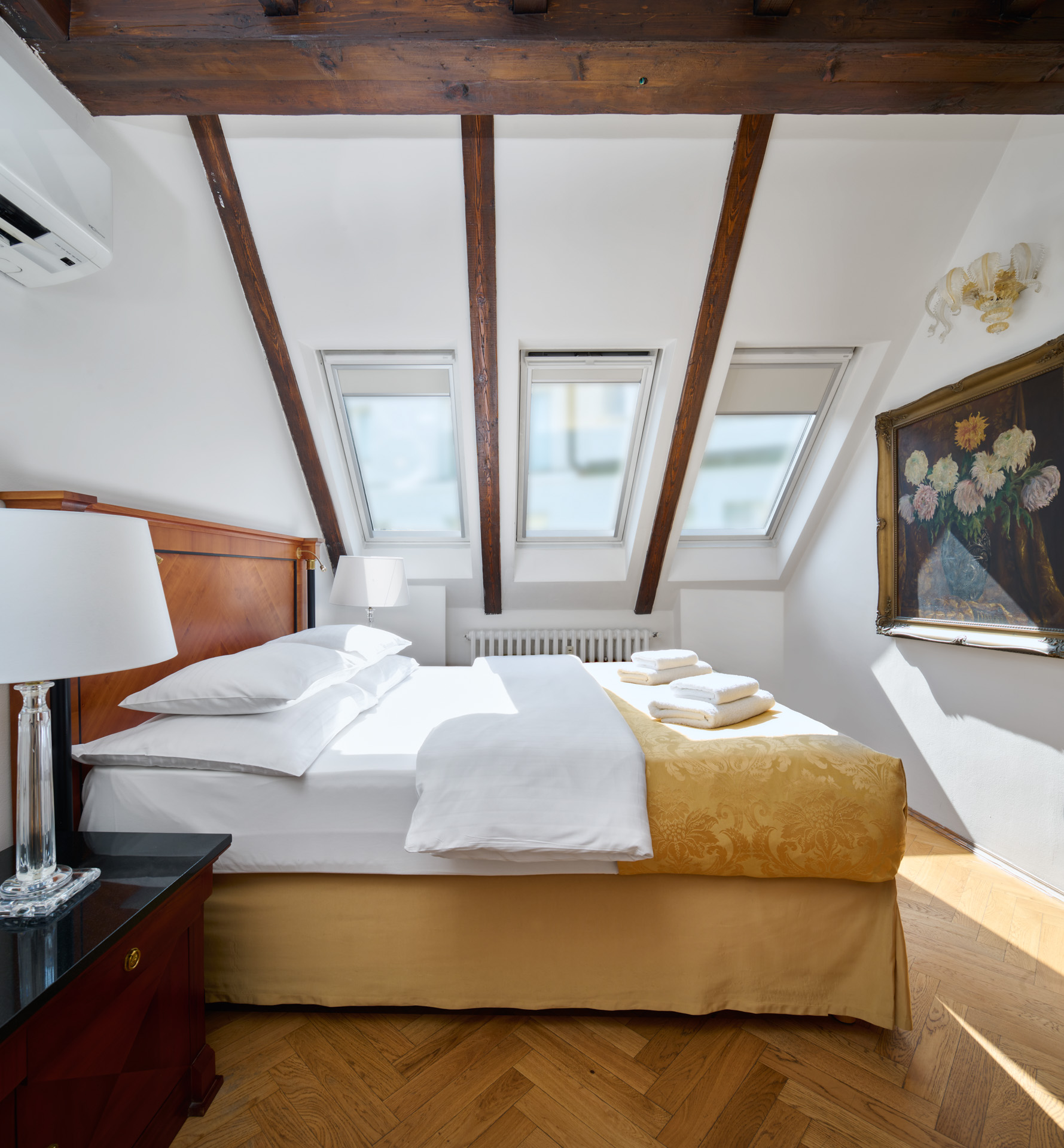 2 Bedrooms, Suite, 2 Bathrooms