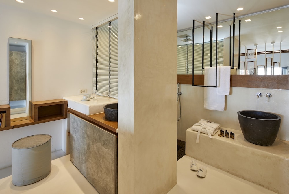 Oia Suites 50/50