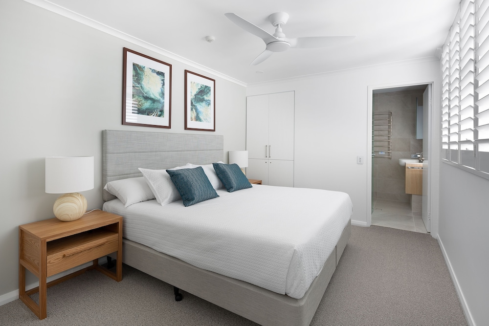 PACIFIC BEACH RESORT 15/77