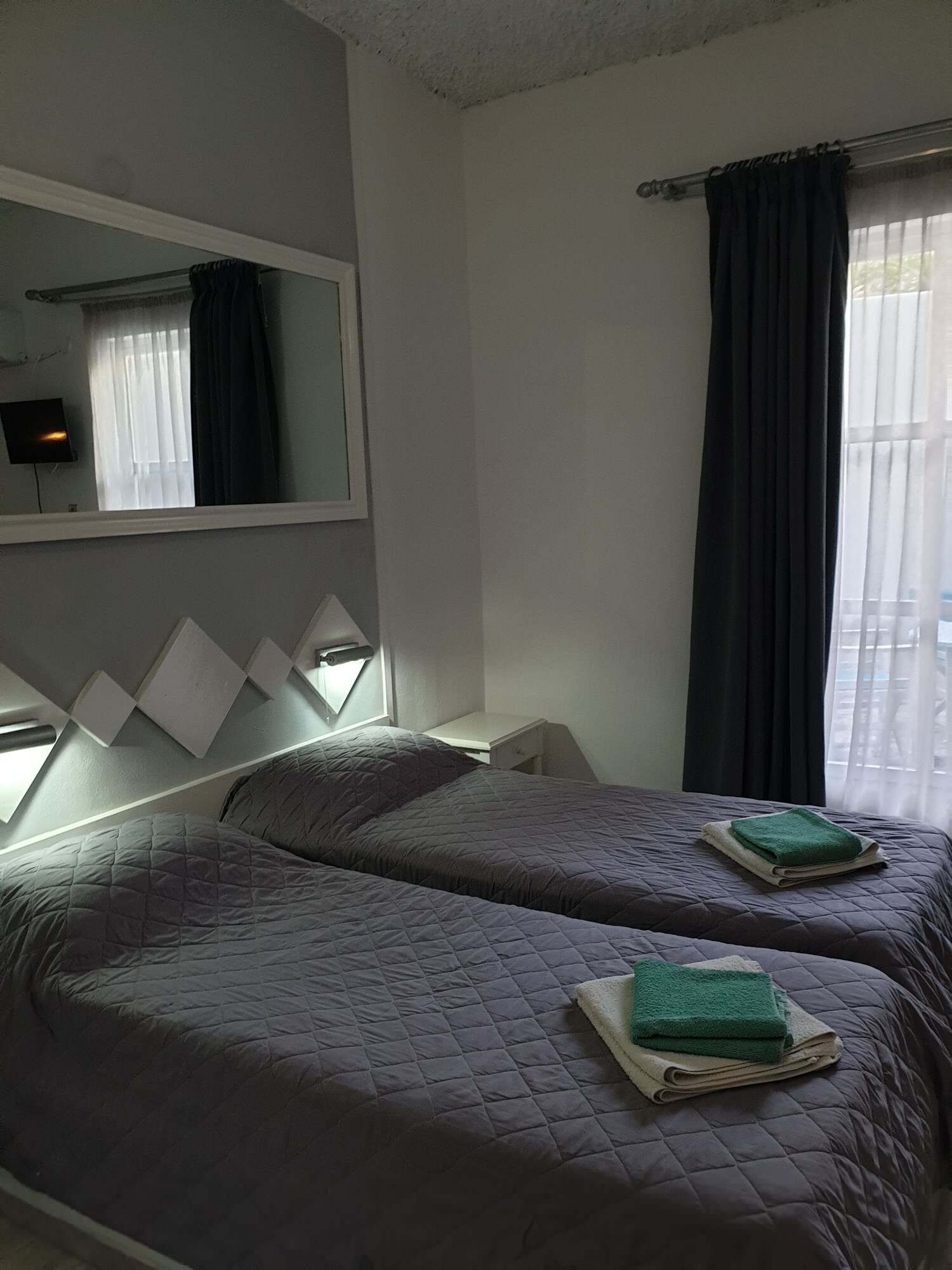 ROOM, QUADRUPLE, MOUNTAIN VIEW