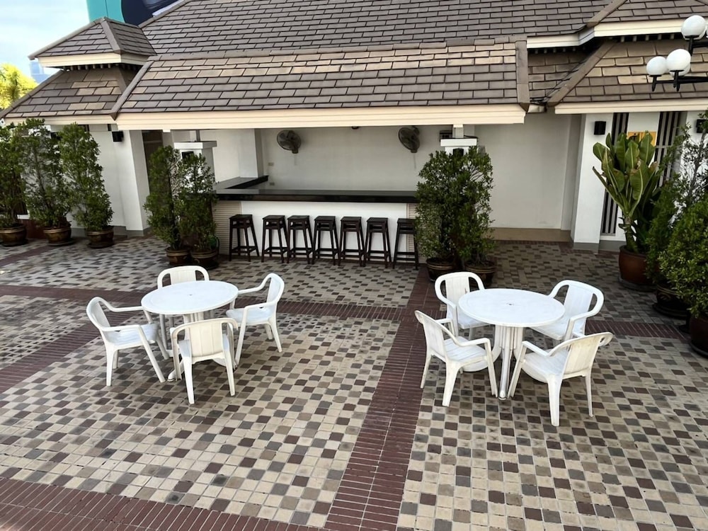 Bangkok Palace Hotel 70/75