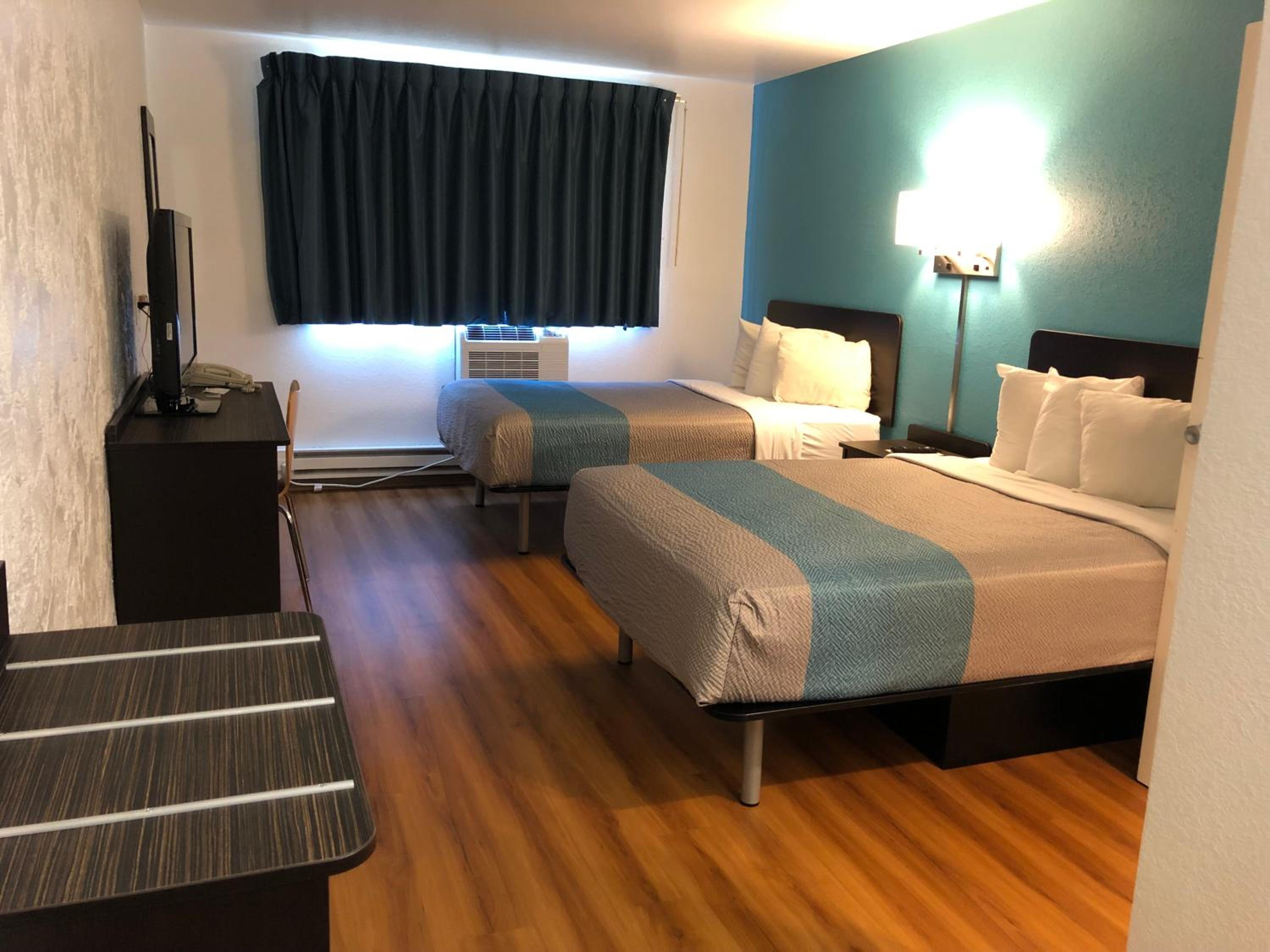 Room, Quadruple, Days Inn by Wyndham La Crosse 3/10