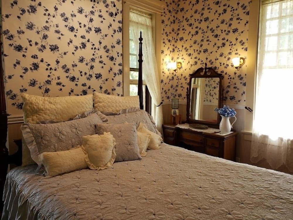 غرفة بسرير كوين، The Lancaster Manor Bed and Breakfast 4/9