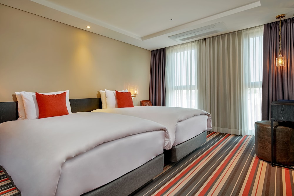 FAMILY, TWIN BEDS