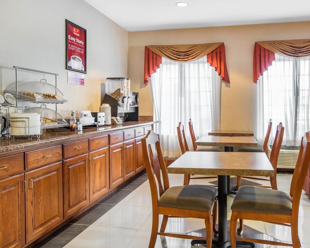 Econo Lodge Brunswick Travel Center 21/30