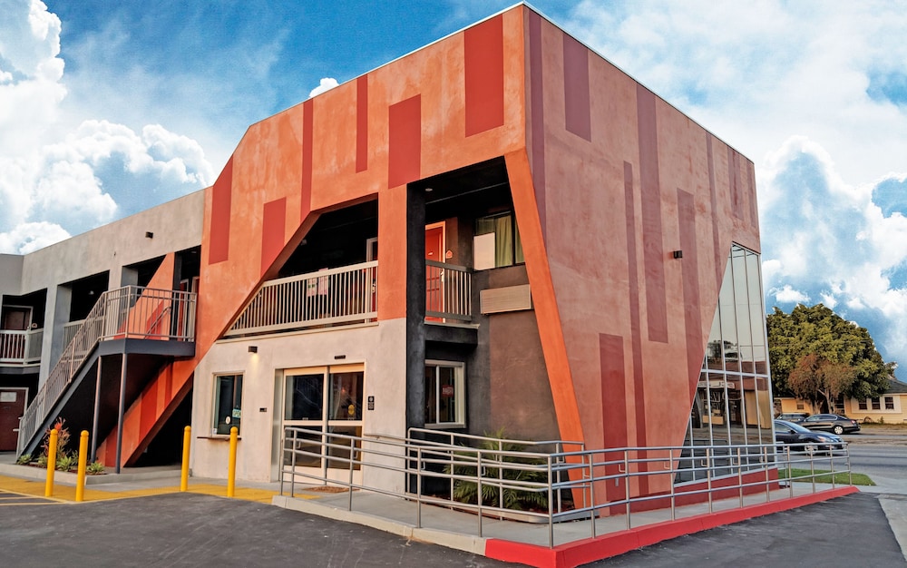 EPIC Hotel Pico Rivera 2/41