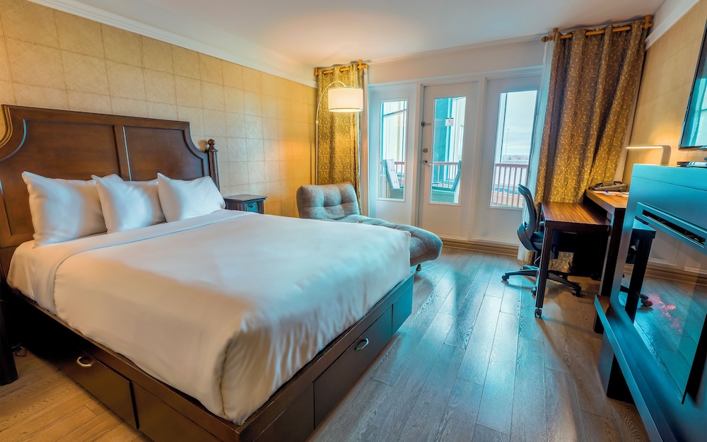 CLASSIC, QUEEN BED, PARTIAL GARDEN VIEW