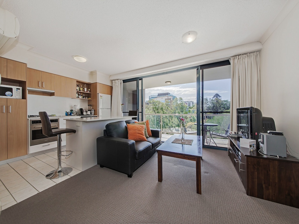Inn On The Park Apartments 33/41