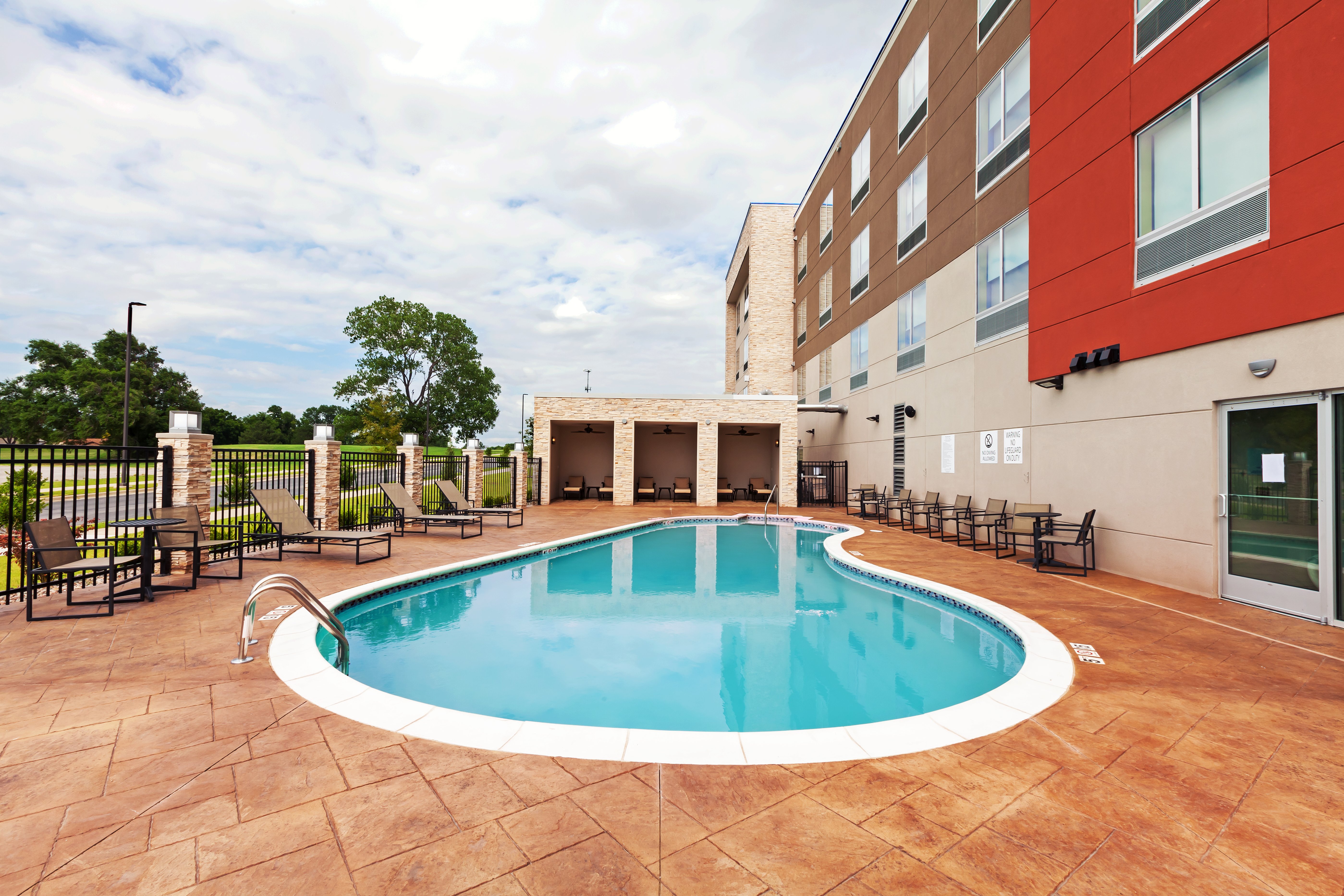 HOLIDAY INN EXPRESS & SUITES TULSA SOUTH - WOODLAND HILLS 58/62