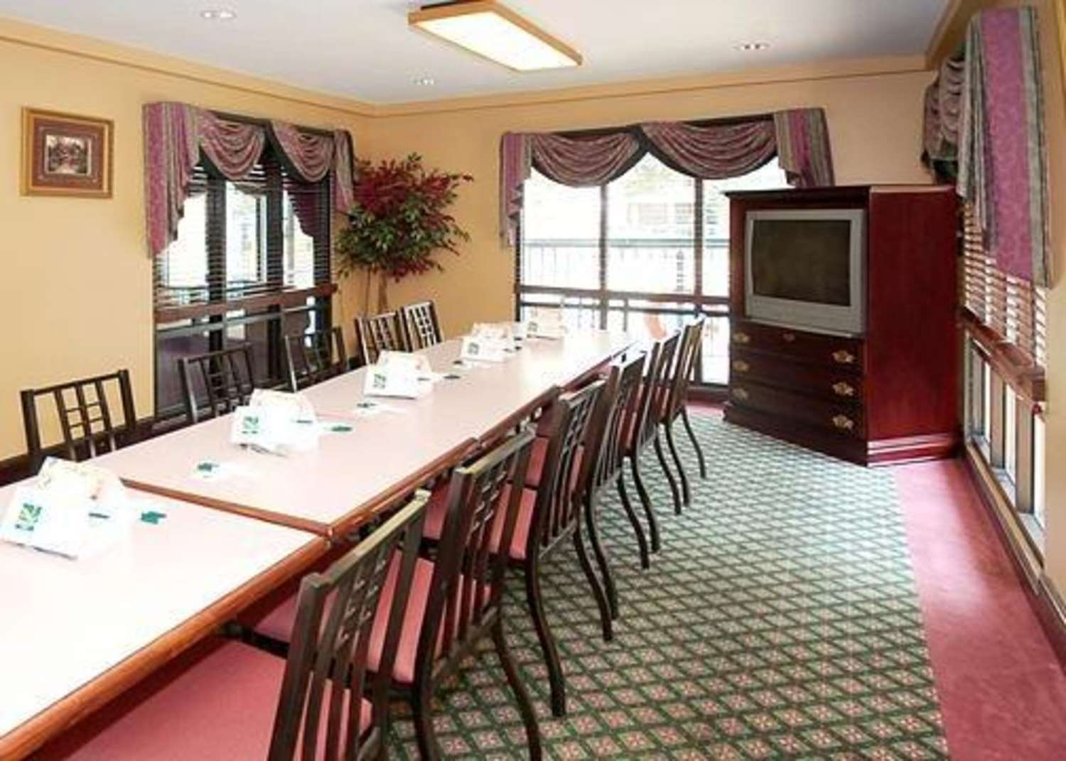 Econo Lodge Inn & Suites Ocean Springs - Biloxi 14/21