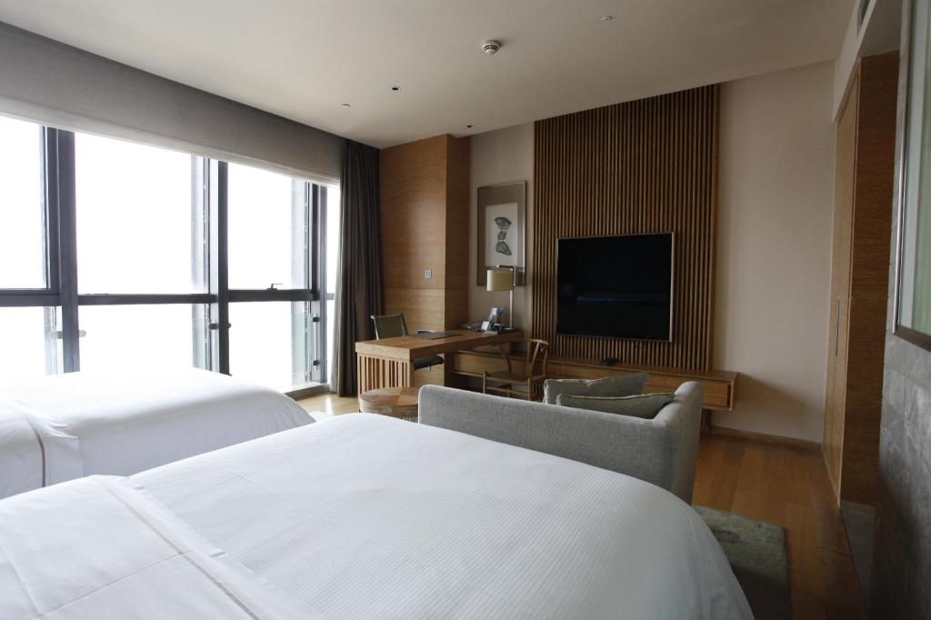 Guest Room, Deluxe, Twin Beds, Skyline View