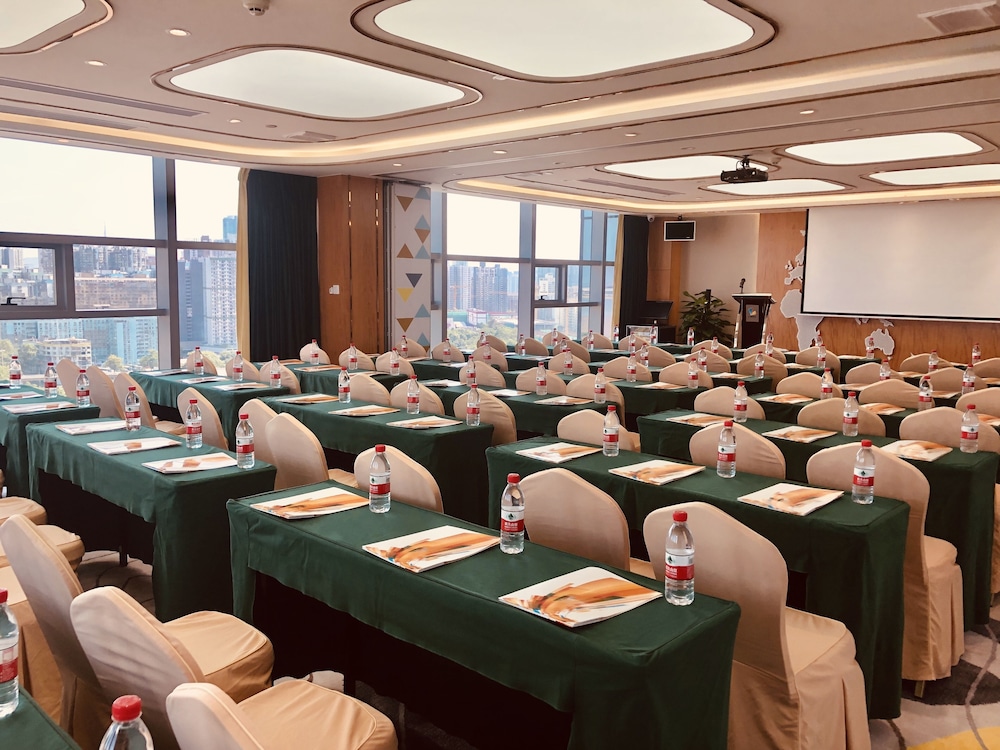 L Hotel Changsheng 54/62