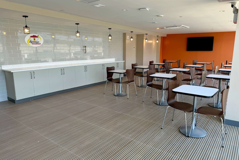 Super 8 by Wyndham Bronx Near Stadium 28/40