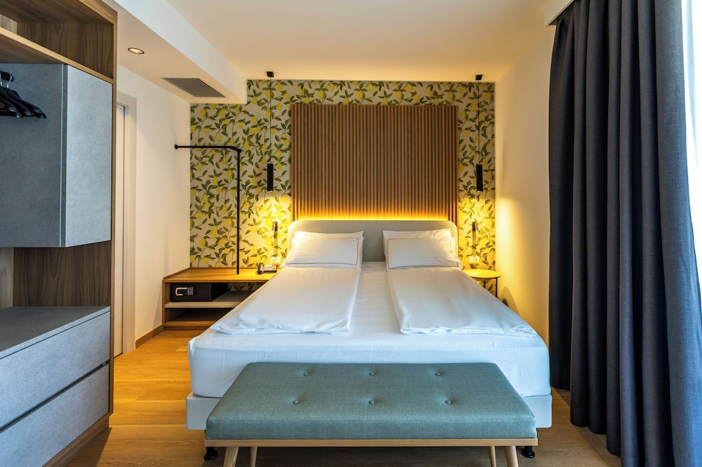 CLASSIC, DOUBLE BED, PARTIAL LAKE VIEW