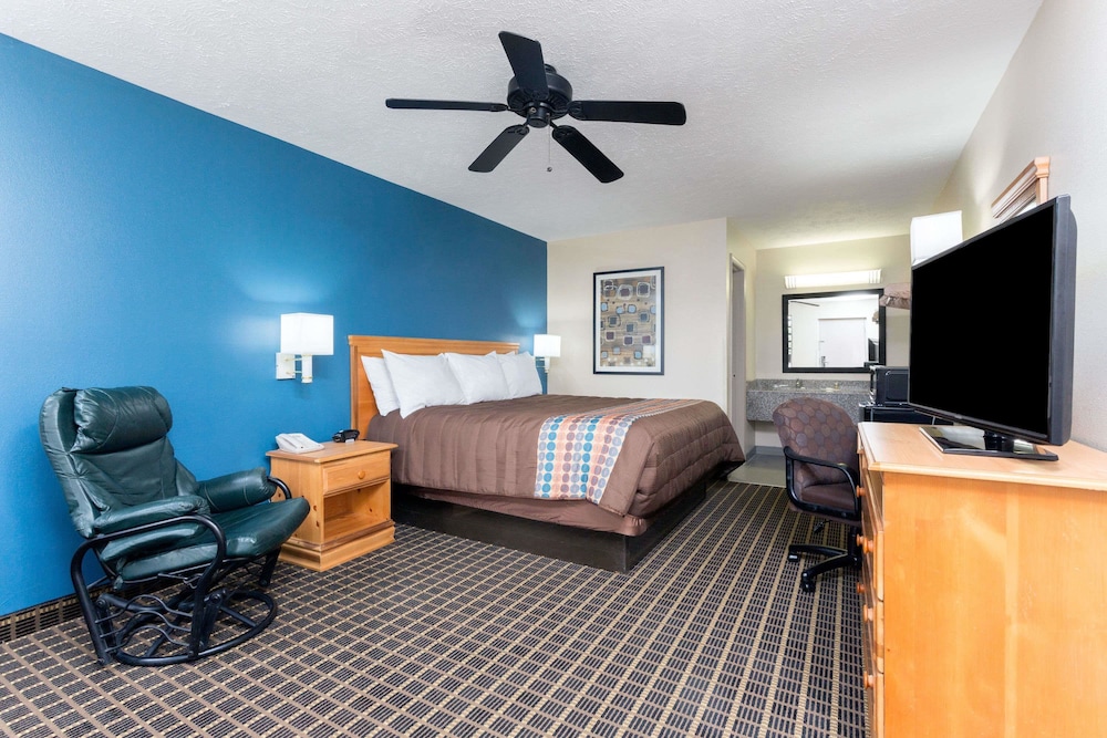 Days Inn by Wyndham Forest 27/40