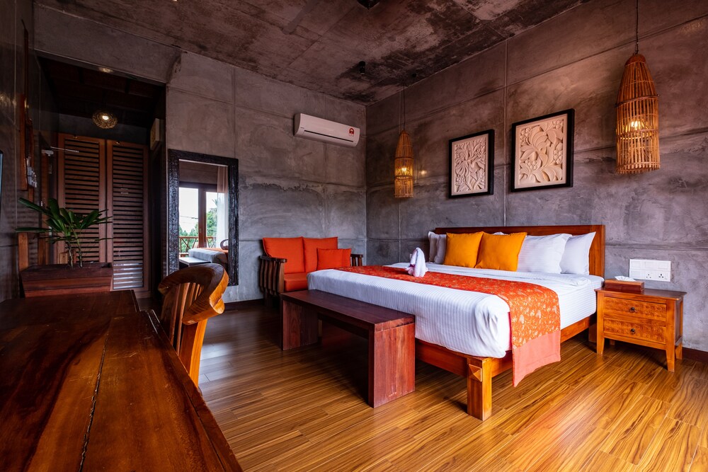 SUPERIOR, KING BED, CITY VIEW, BATHTUB