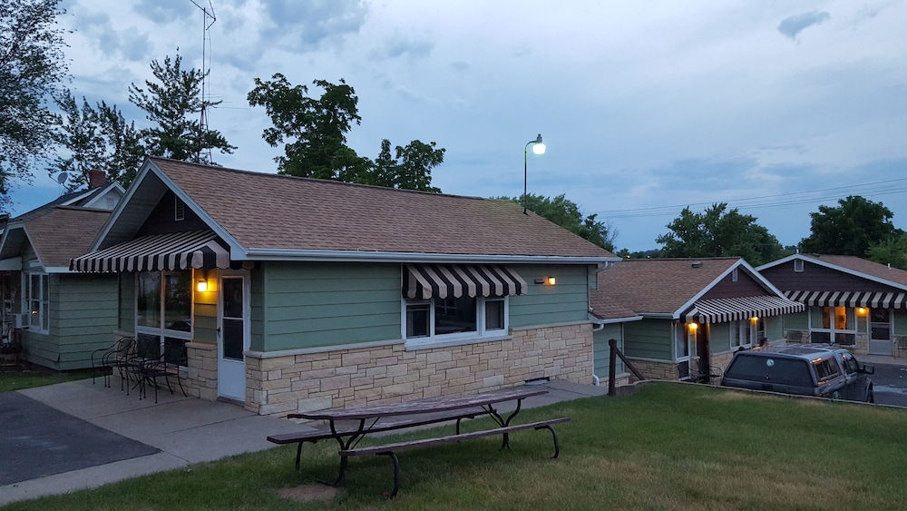 Black Hawk Motel 4/50