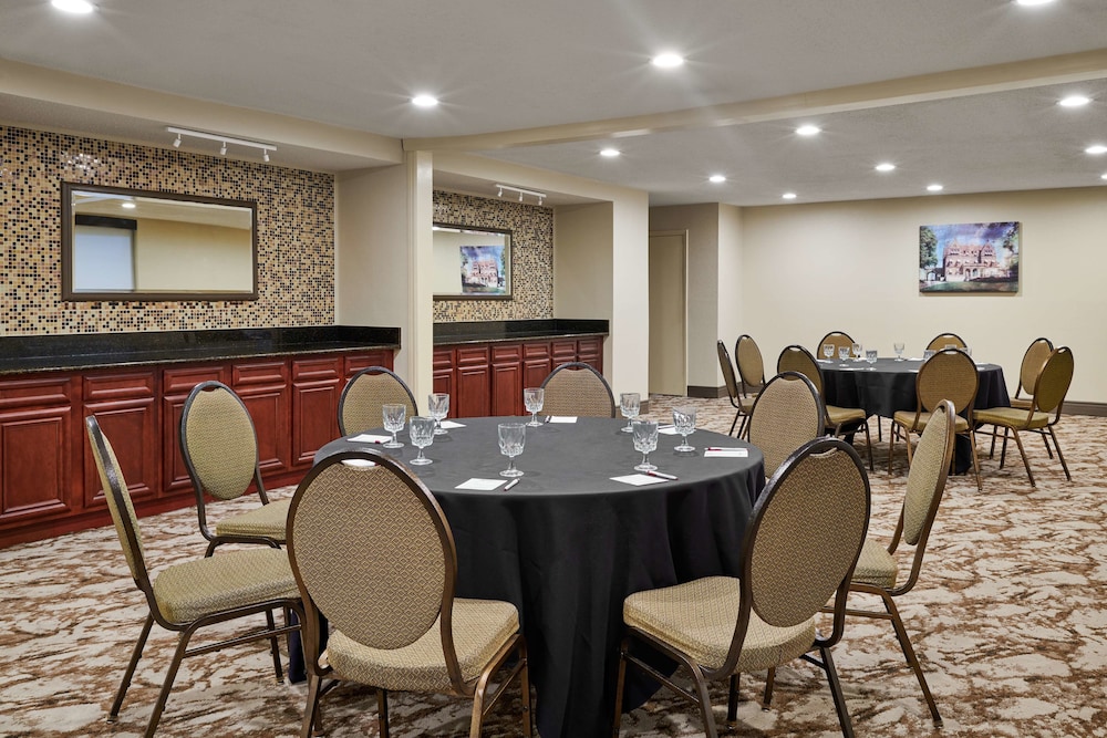 Best Western Plus Milwaukee Airport Hotel & Conference Center 36/39