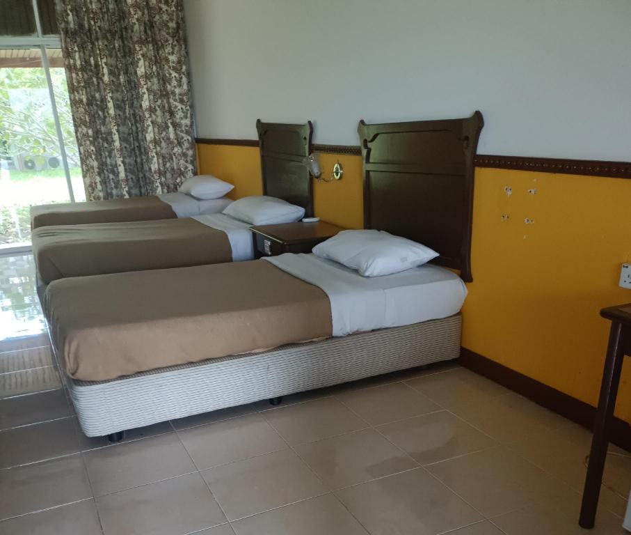 Room, Single, 3 Beds