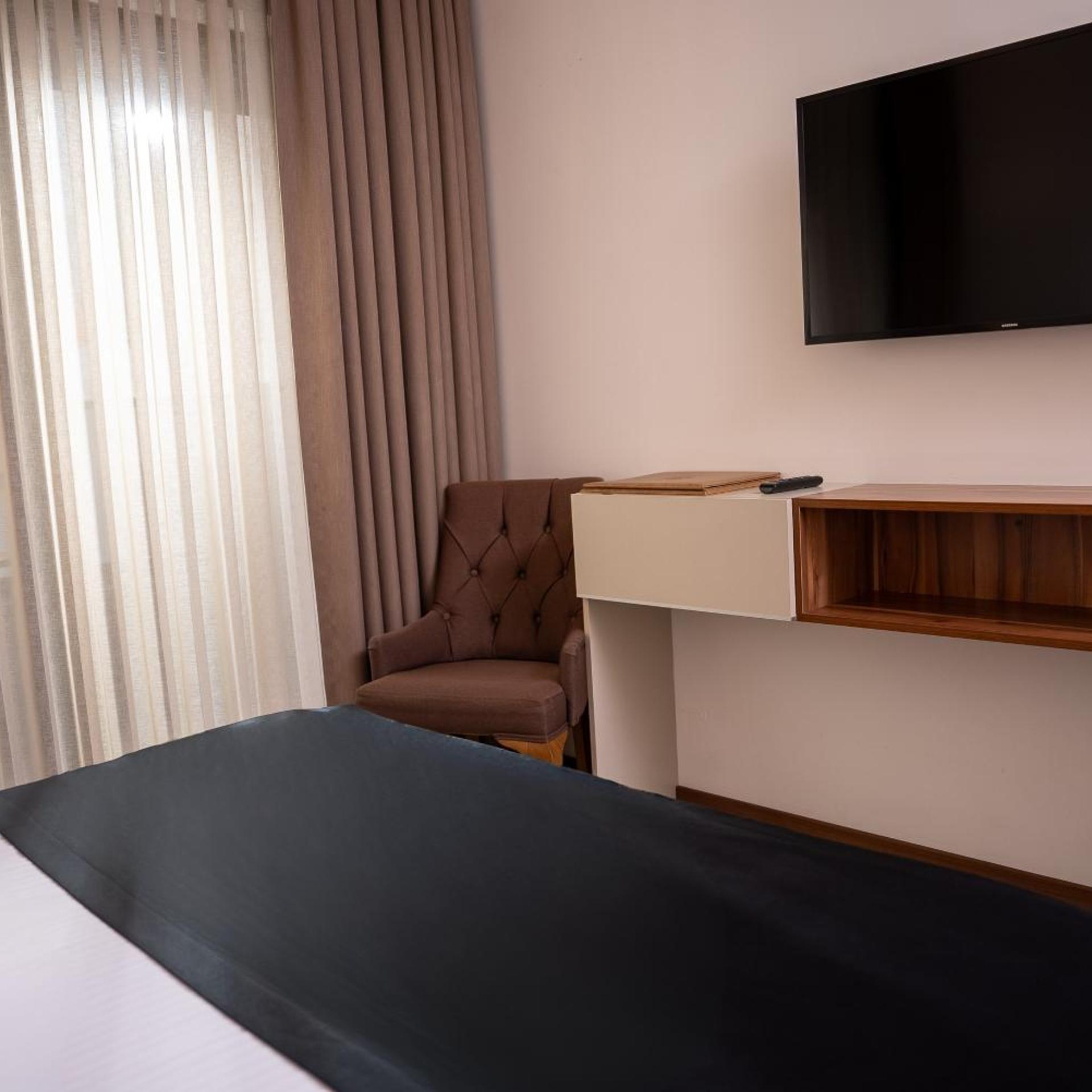 غرفة بسرير كينج بشرفة، Mari Suites Hotel 4/7