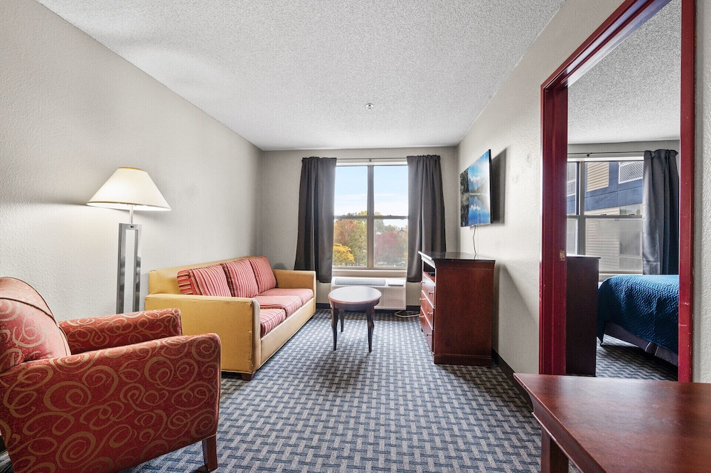 Norwood Inn And Suites Chaska 38/47