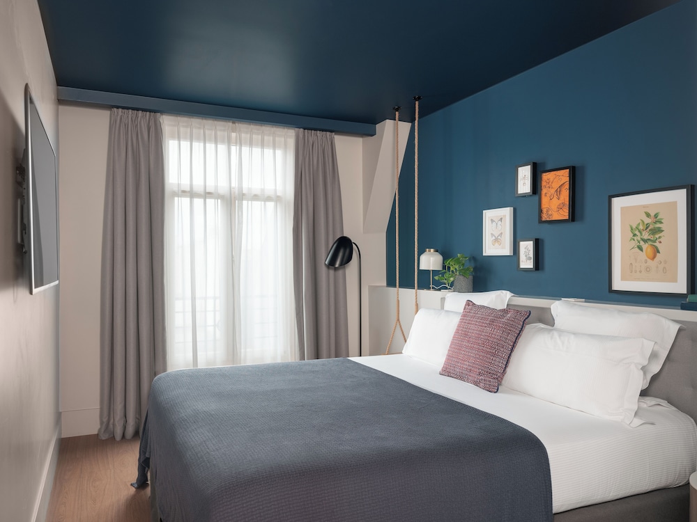 EXECUTIVE, SUITE