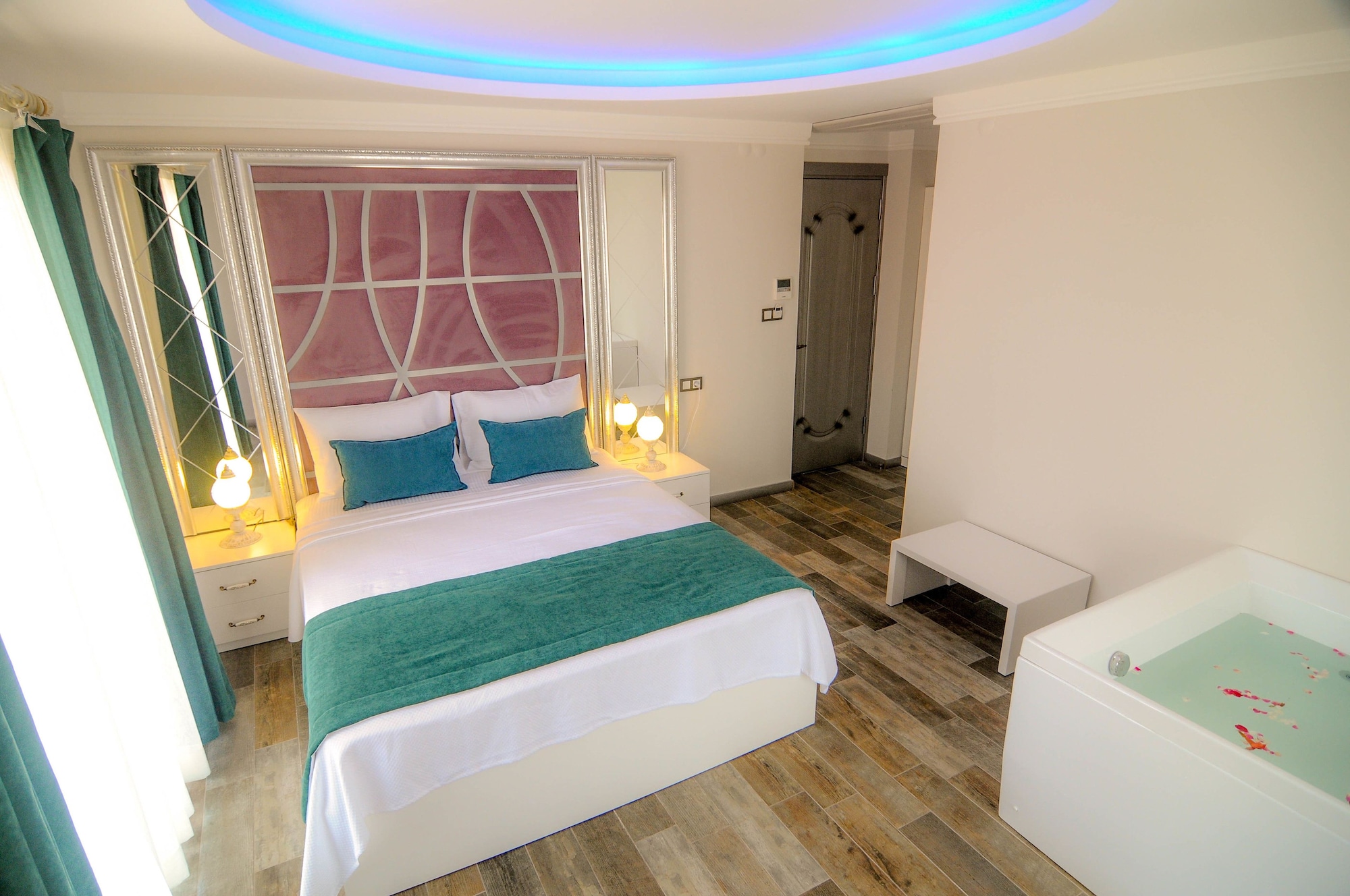 جناح حصري بسرير كوين بإطلالة جزئية على البحر، Cunda Rota Hotel 4/8