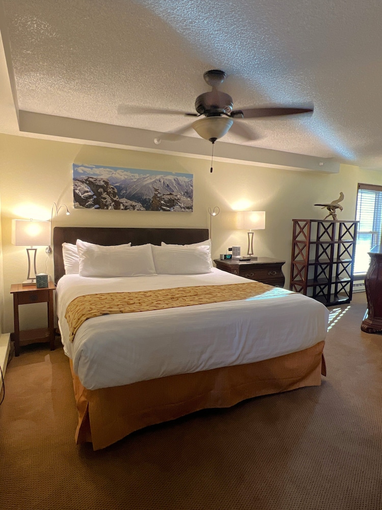 Multiple Bedrooms, Family, Penthouse, 1 King and 2 Queen Beds, Mountain View