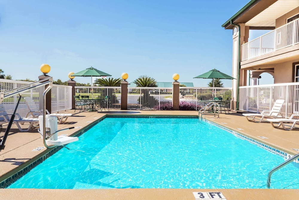 Super 8 By Wyndham Marianna 1/19