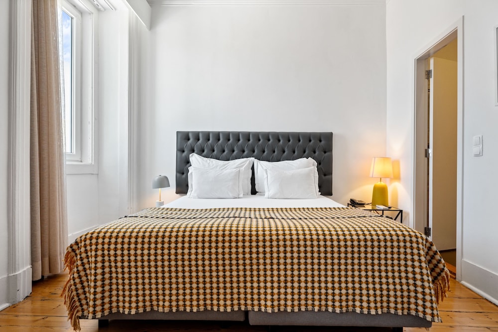 ROOM, DOUBLE OR TWIN BED