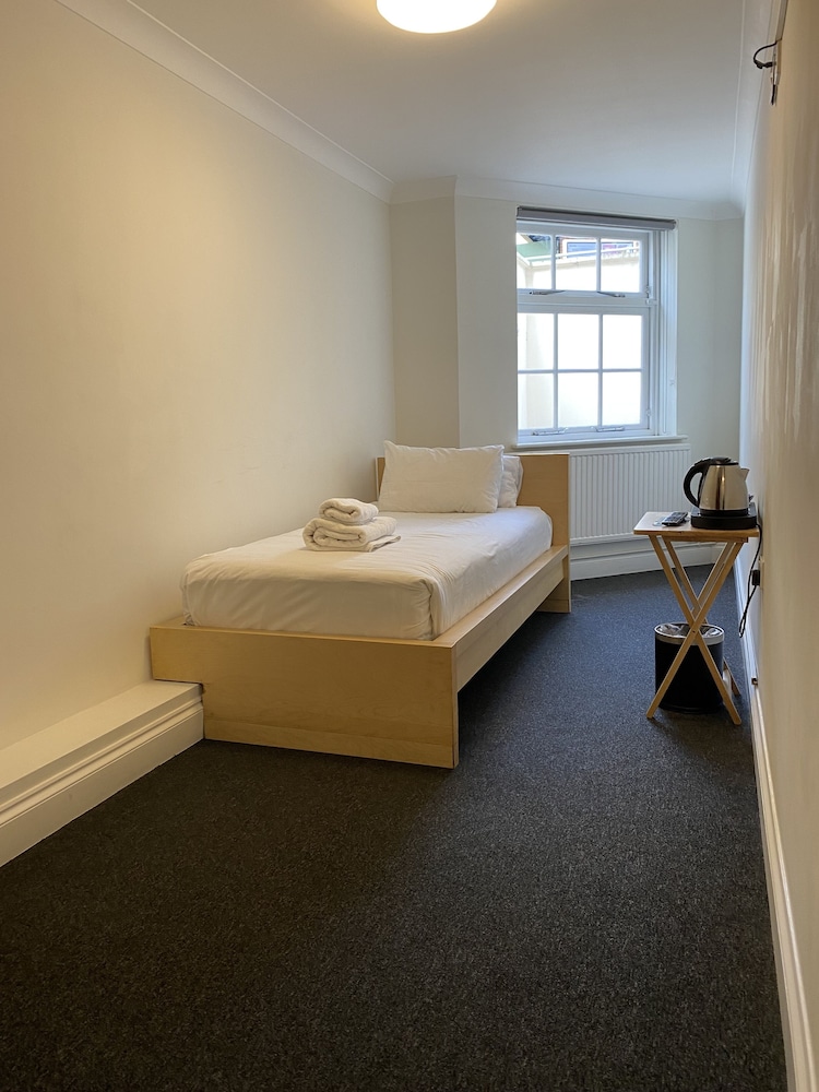 Chelsea Guest House 58/67