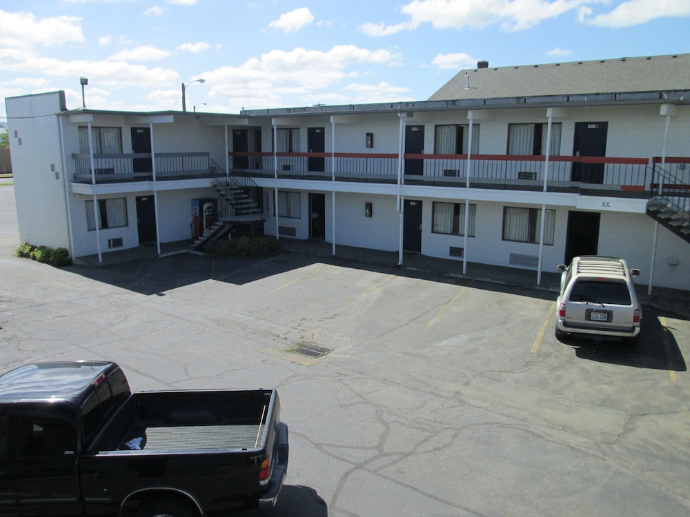 Travelers Inn by OYO Longview Kelso secondary