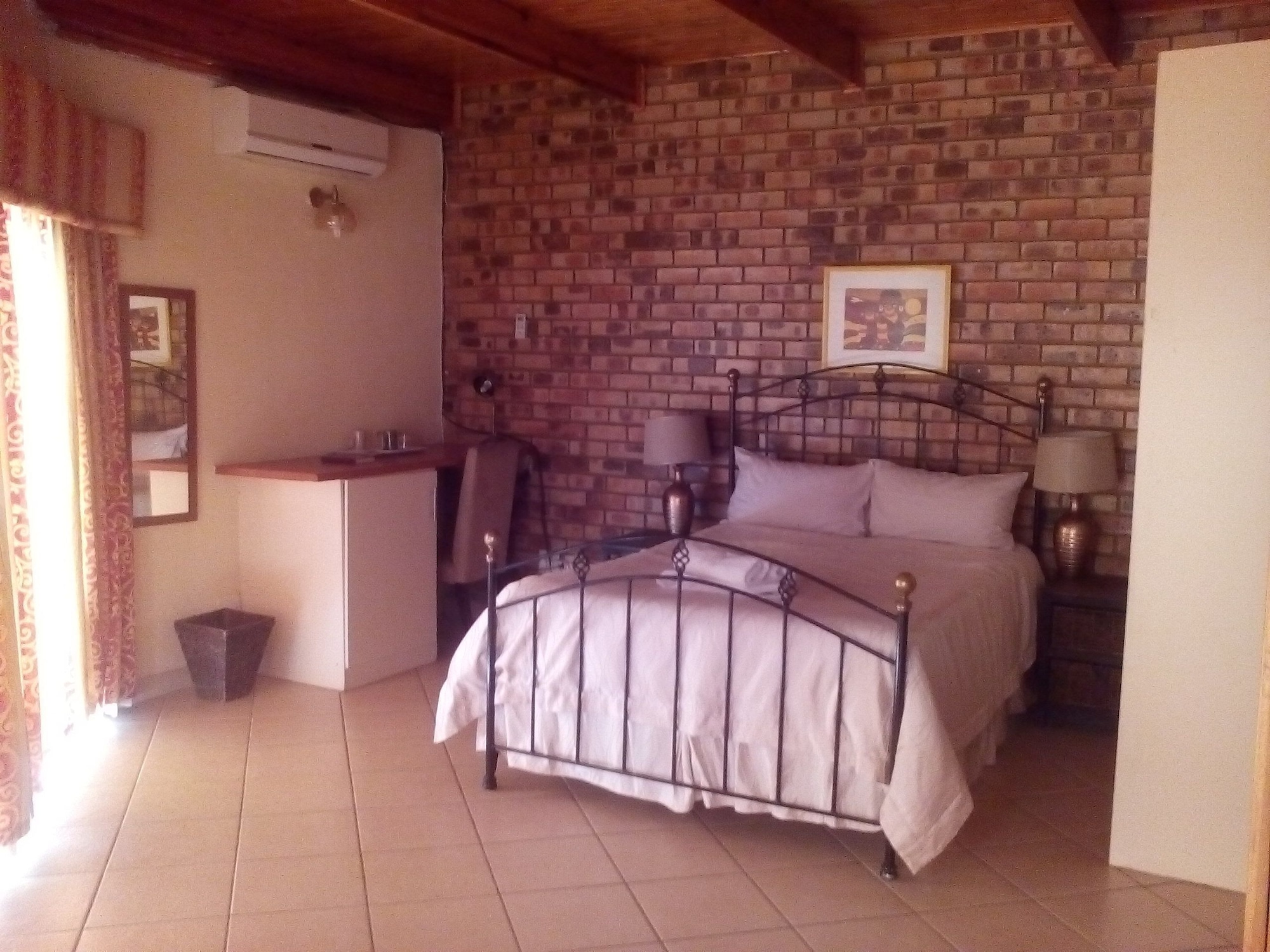 EXECUTIVE, SUITE