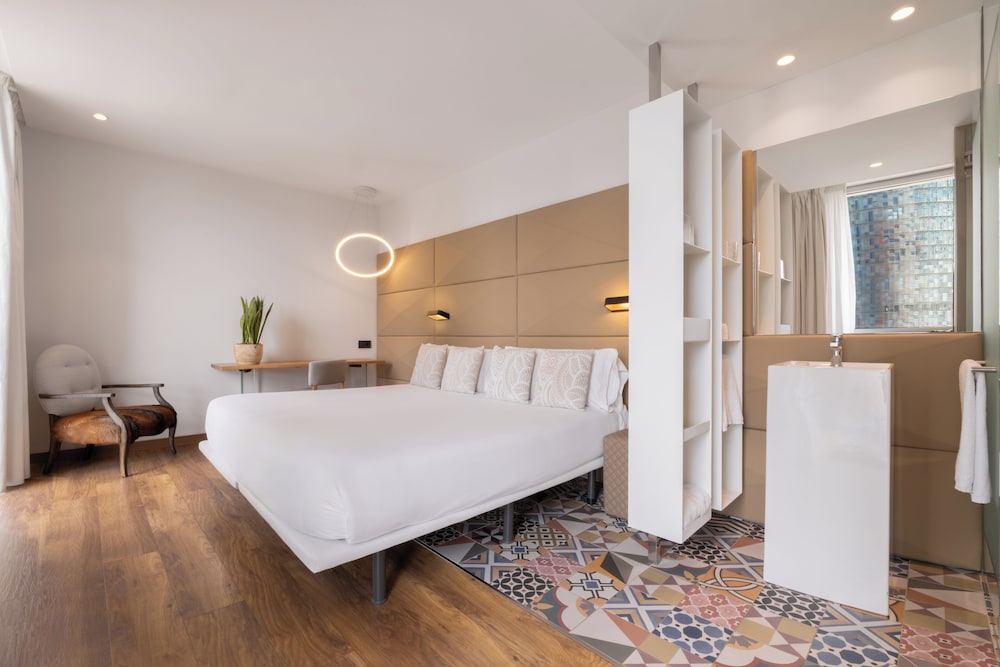 ROOM, DOUBLE BED, GLÒRIES TOWER VIEW