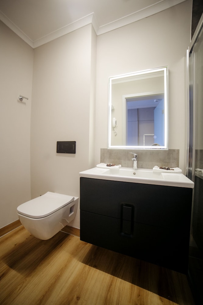 ROYAL CLASSIC HOTEL 43/44