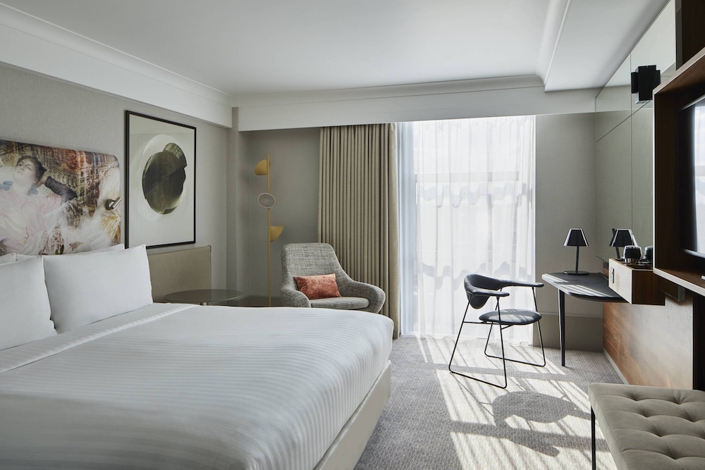EXECUTIVE, KING BED