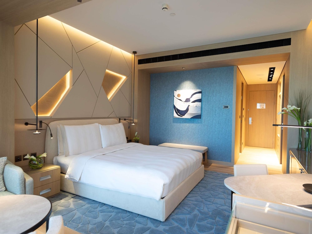 DELUXE, KING BED