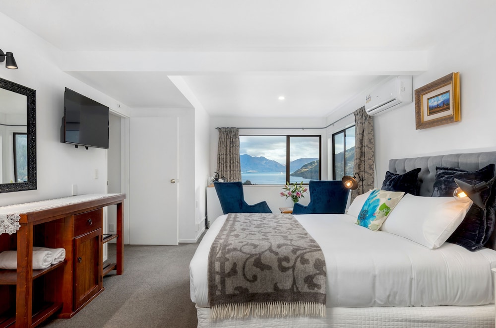 DELUXE, STUDIO, SUITE