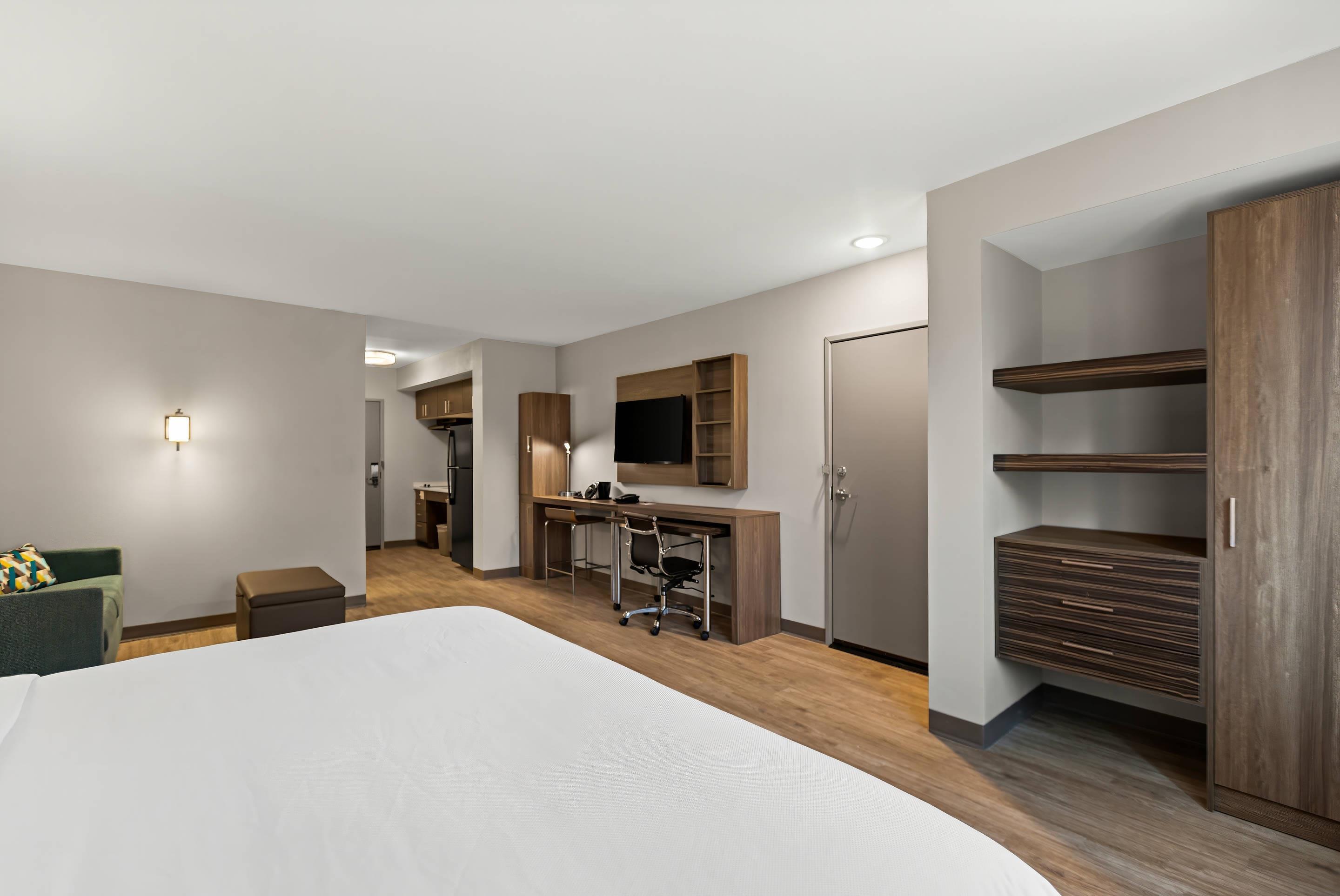 SUITE, KING BED, ACCESSIBLE